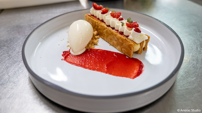 Mille-feuille aux fraises, un dessert du Café du Raisin