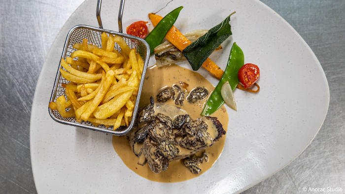 Viande aux morilles et frites maison du Café du Raisin